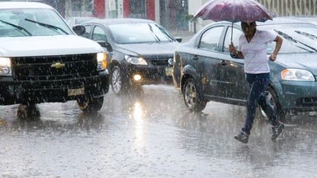 Dos vaguadas y un sistema traerán mucha lluvia este martes al norte del país