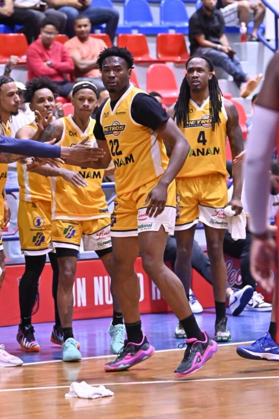 Metros siguen firmes; derrotan a Leones en la LNB