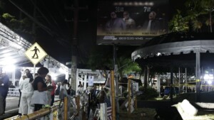 Decenas desafían lluvia para concentrarse en zona cero del Jet Set