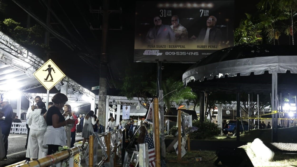 Decenas desafían lluvia para concentrarse en zona cero del Jet Set