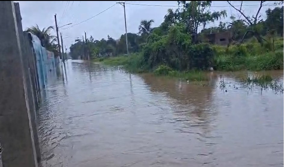 Residentes de Los Alcarrizos piden ayuda tras quedar atrapados por intensas lluvias