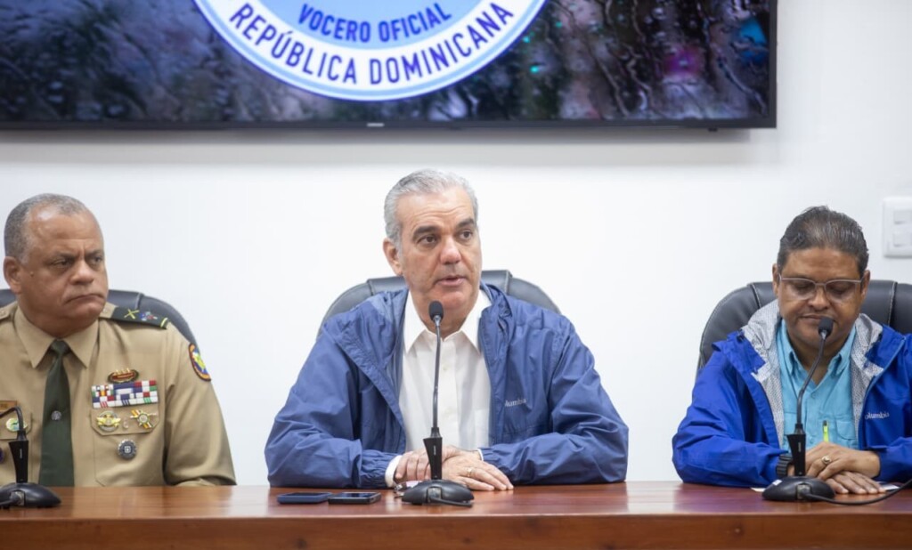 El presidente Abinader en la rueda de prensa del COE, donde informó que el Gobierno implementa medidas para ayudar a familias afectadas por intensas lluvias en Gran Santo Domingo