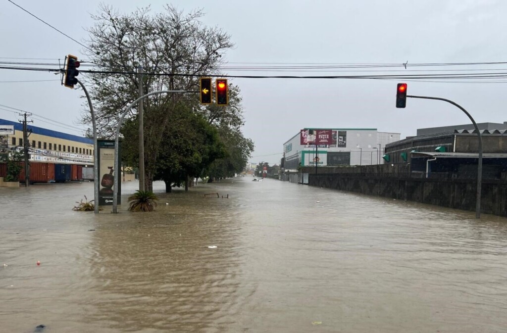 La Avenida Luperón inundada por las lluvias de este miércoles./Foto Jorge González