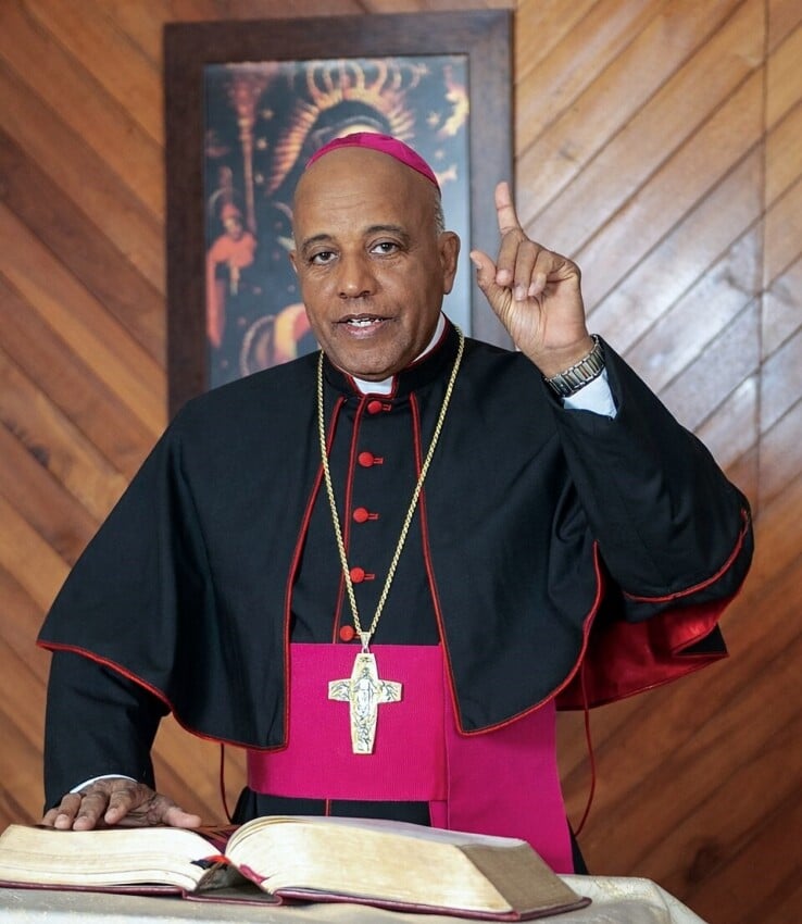 Obispo Manuel Ruiz pide mujeres eviten casarse con hombres celosos, violentos y posesivos