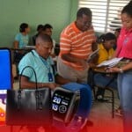 Maestros públicos sin celulares, carteras y relojes inteligentes a examen de evaluación de desempeño