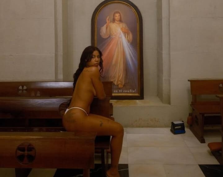 Obispado de San Sebastián exige retirar video de Tokischa semidesnuda en basílica