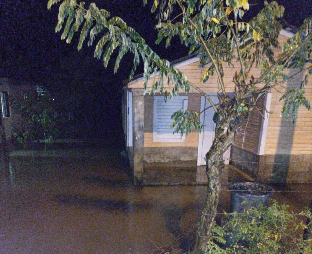 Evacúan 10 familias en Platanal, Cotuí, por inundaciones tras intensas lluvias