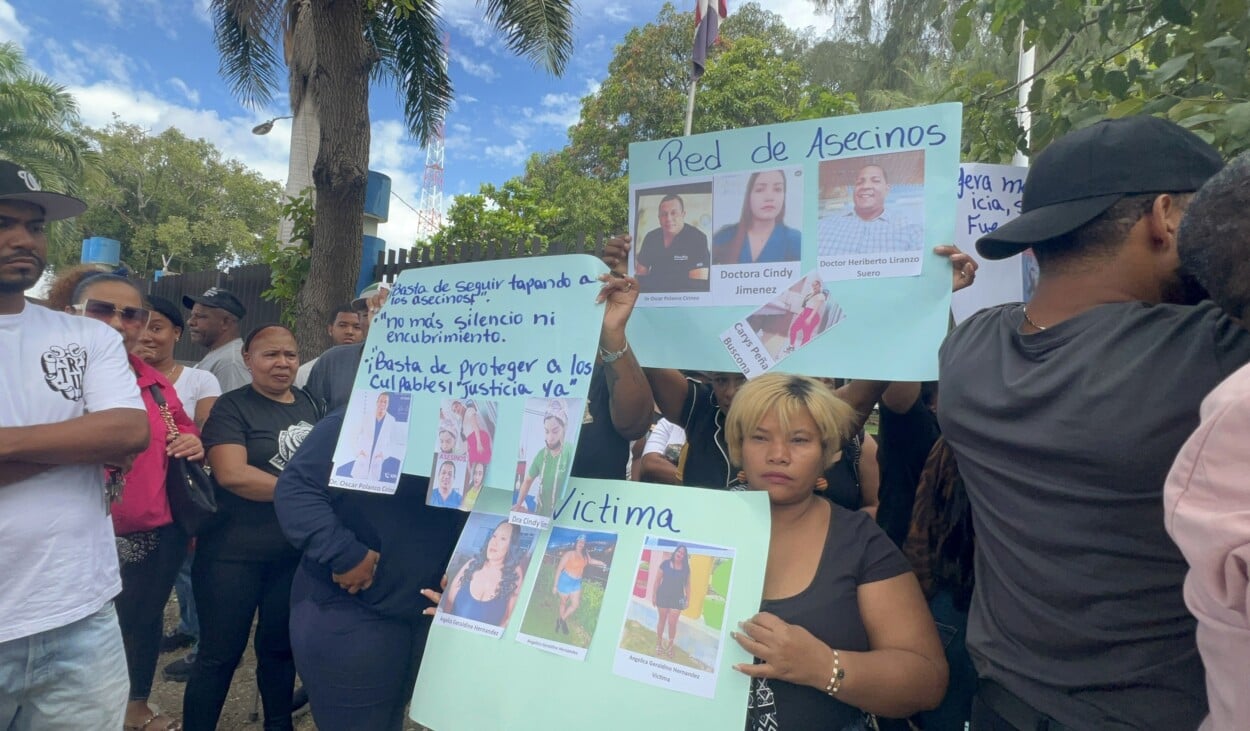 Familia de joven fallecida exige justicia frente la sede de la Policía