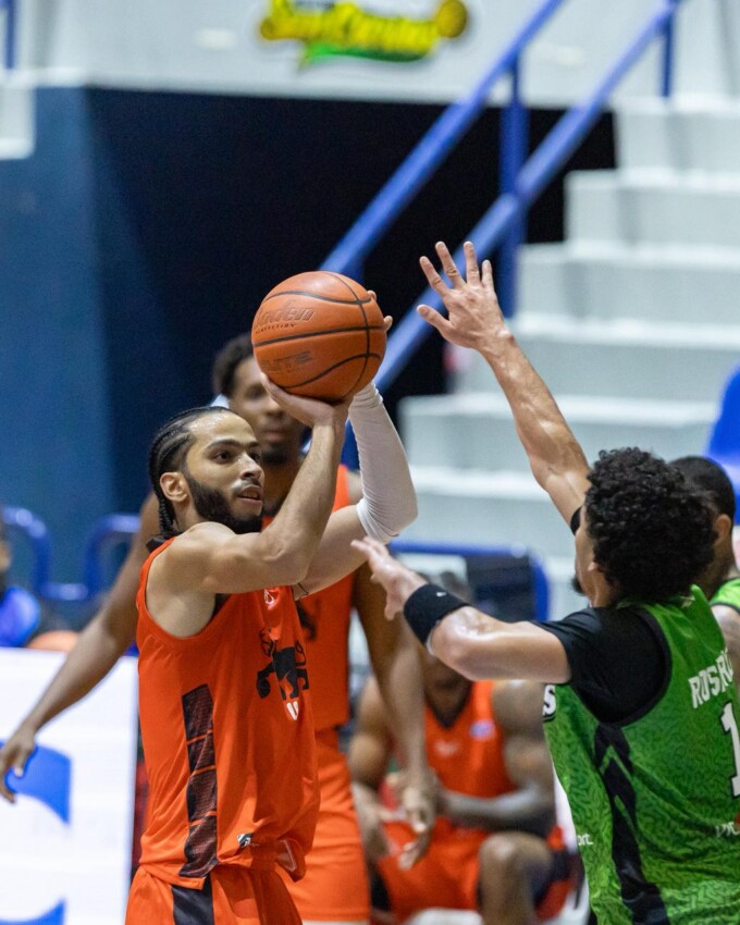 Quezada anota 34 y guía triunfo de Leones sobre Soles