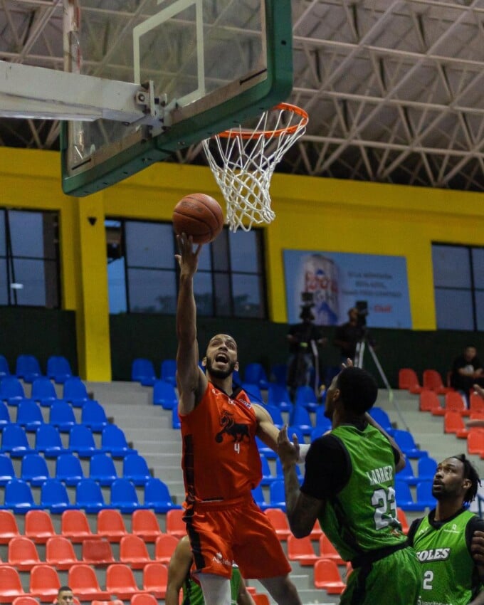 Quezada anota 34 y guía triunfo de Leones sobre Soles