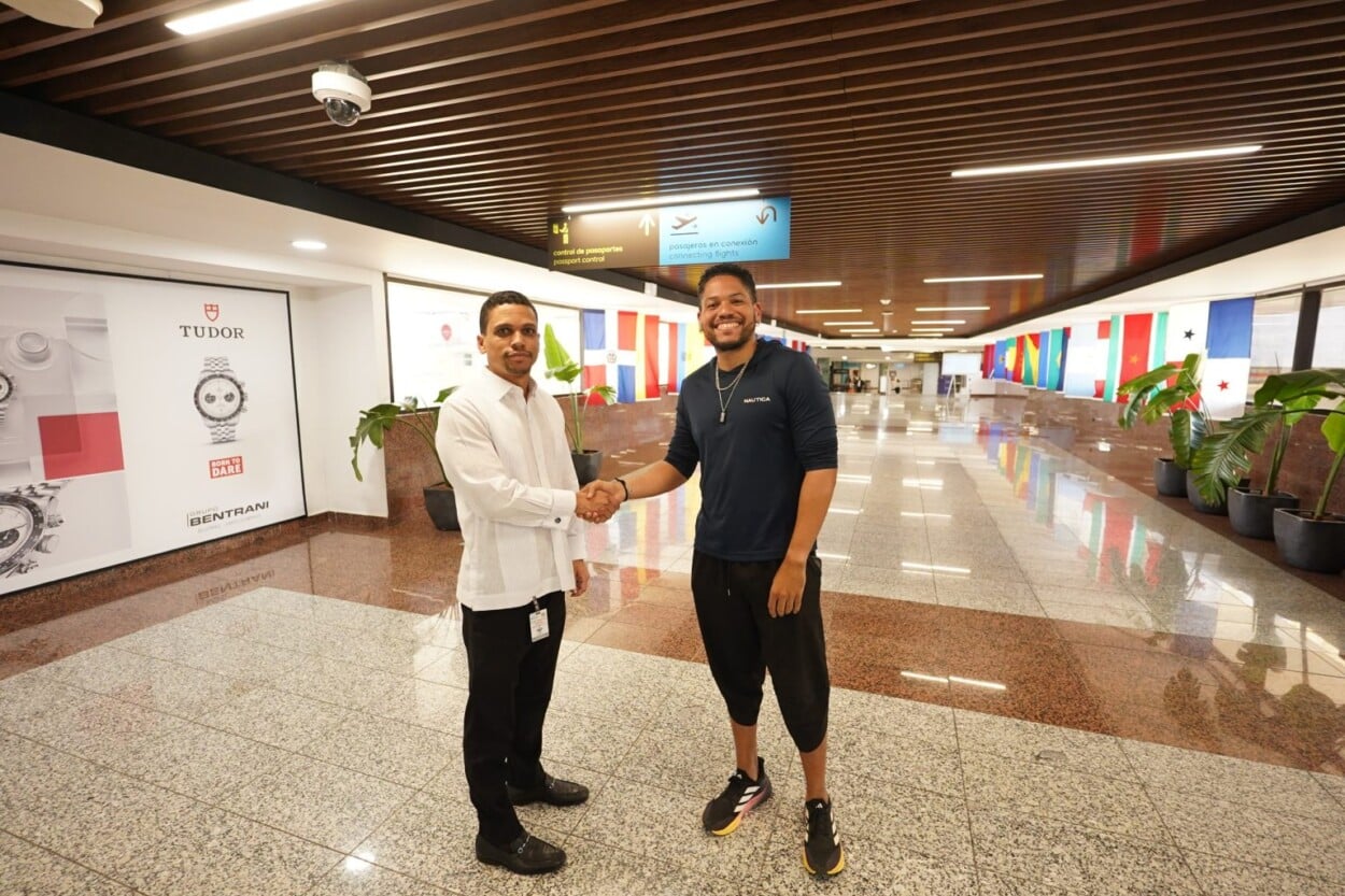 Retorna al país dominicano varado en aeropuerto de Vietnam