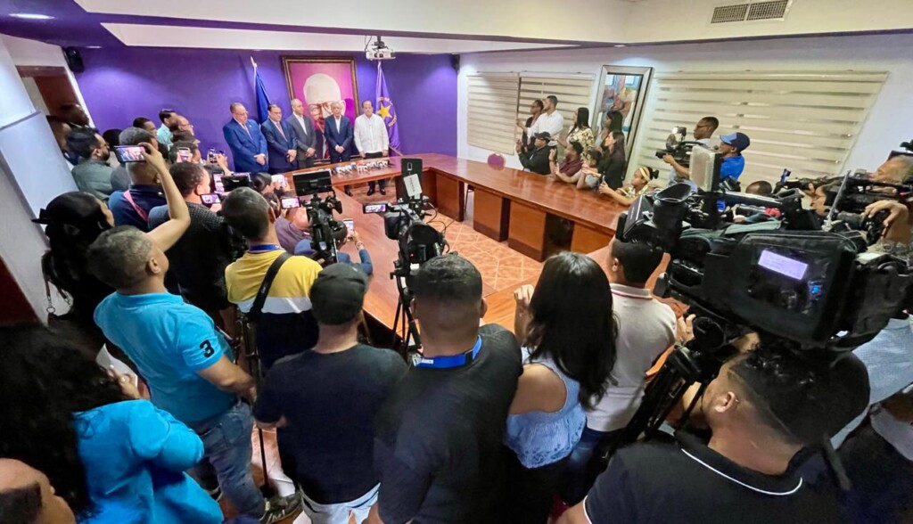 Medina manifestó su esperanza de que el conflicto internacional pueda resolverse en el menor tiempo posible, de manera que la economía dominicana resulte lo menos afectada. / PLD