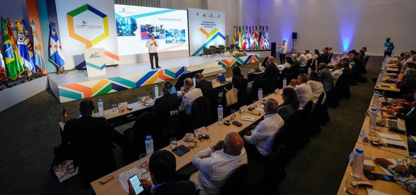 El ministro de la Mescyt habla ante delegados internacionales sobre las transformaciones que amerita el sistema universitario dominicano.