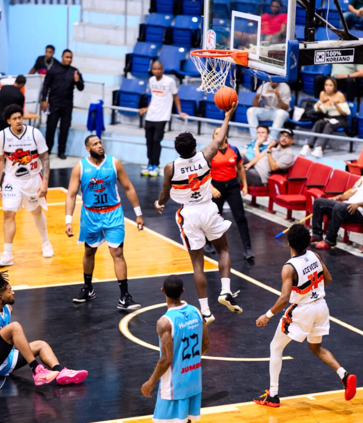 Reales derrotan a Titanes en La Vega con dominio en el último cuarto