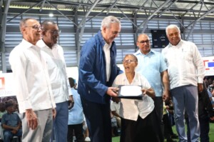 Miles de familias de Domingo Savio reciben títulos de propiedad de manos de Abinader