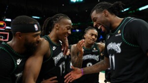 Ayo Dosunmu carga a los Timberwolves con juego histórico
