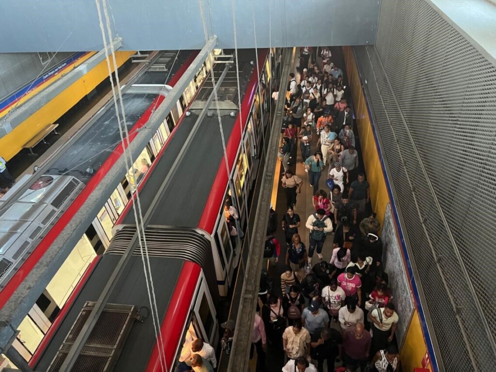 Pasajeros enfrentan largas esperas y acceso restringido en línea 2 del Metro la mañana de este lunes.