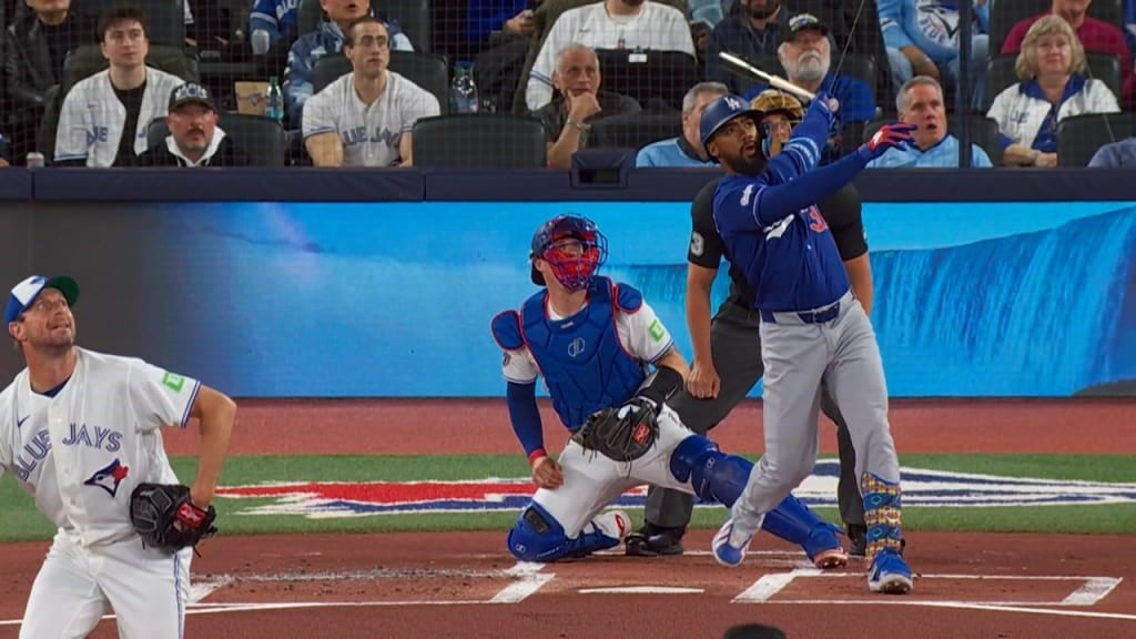 ¡Qué palo! Teoscar Hernández silencia el Rogers Centre con jonron de dos carreras (VIDEO)