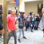 Exalcalde Jhossan Capell agrede a familiar de víctima con puñetazos, previo a audiencia del caso Jet Set