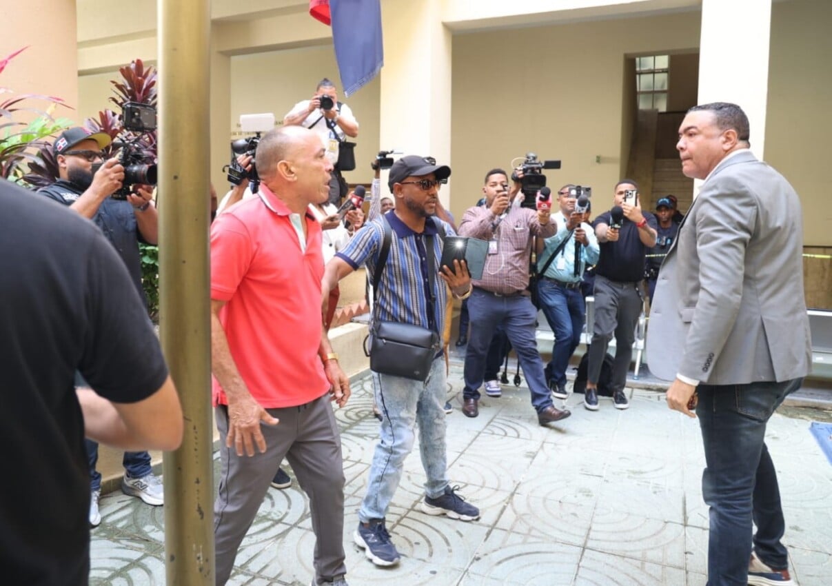 Exalcalde Jhossan Capell agrede a familiar de víctima con puñetazos, previo a audiencia del caso Jet Set