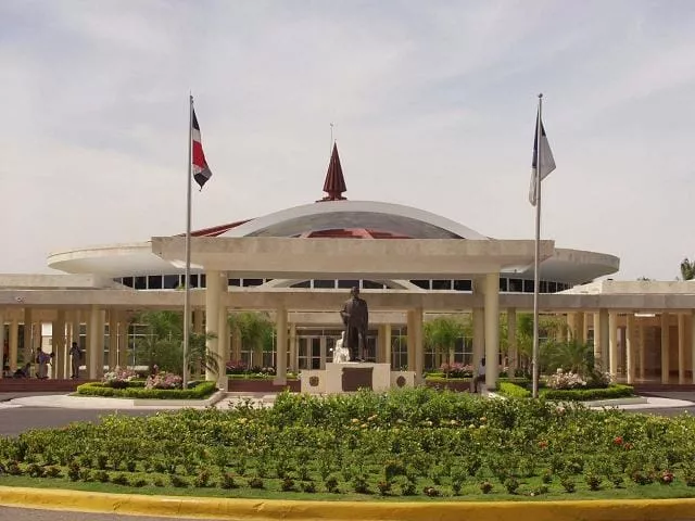 Suspenden labores en la UASD por varias horas