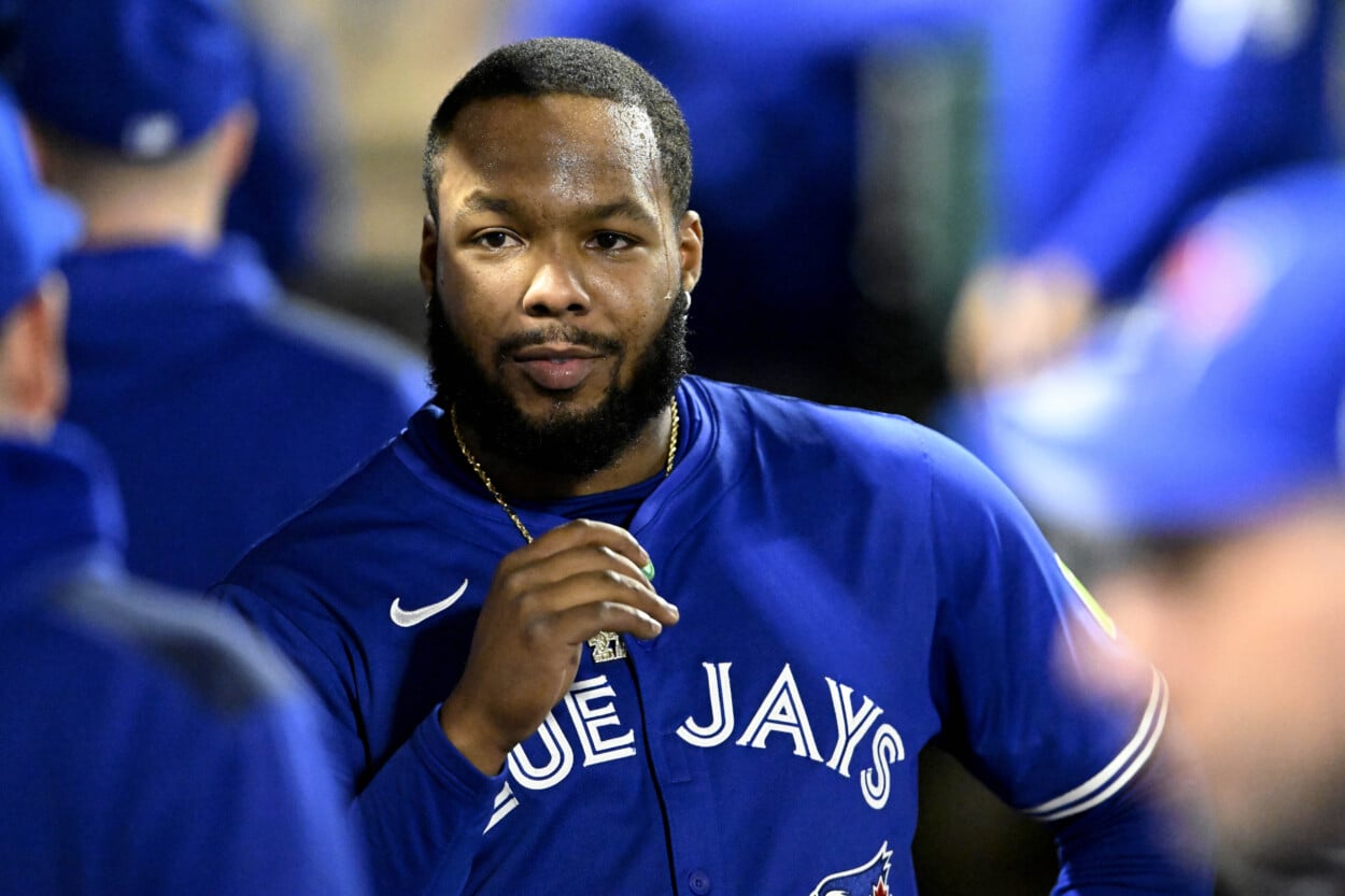 Azulejos superan odisea de viaje y vencen a Angelinos; Guerrero Jr. lidera