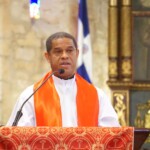 ¡Sueldos de lujo vs salarios de hambre! Sacerdote lanza dura crítica al Gobierno