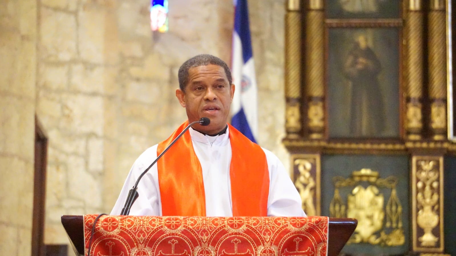 ¡Sueldos de lujo vs salarios de hambre! Sacerdote lanza dura crítica al Gobierno