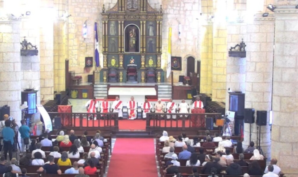 “Como puede ser que un funcionario del Gobierno gana entre 300 mil y un millón de pesos”, cuando un obrero tenga un sueldo de de 30 mil y hasta menos, dijo el sacerdote.