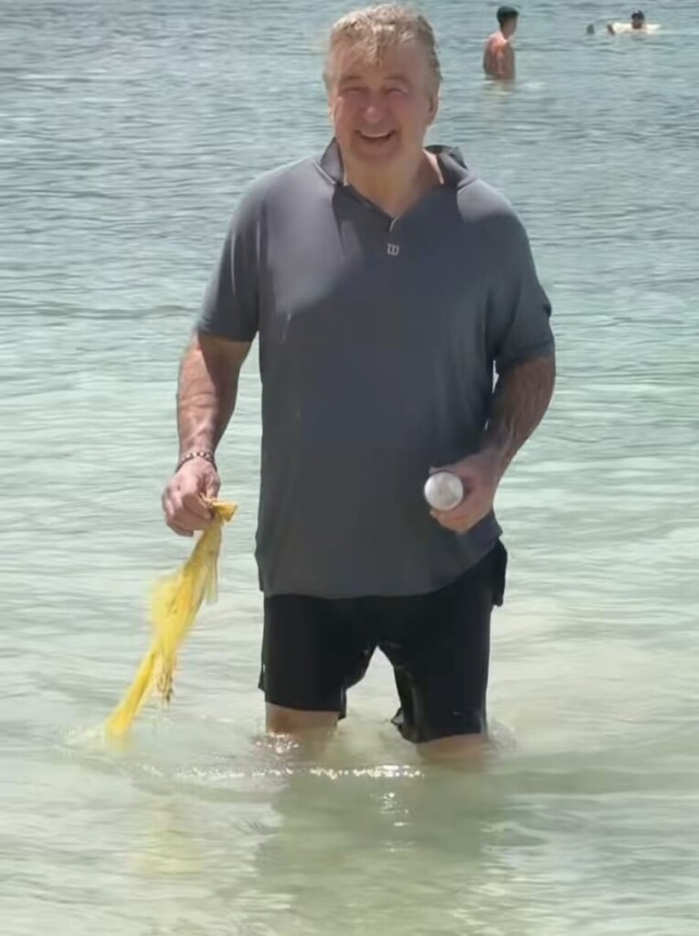 Alec Baldwin ha disfrutado de las hermosas playas de Samaná.