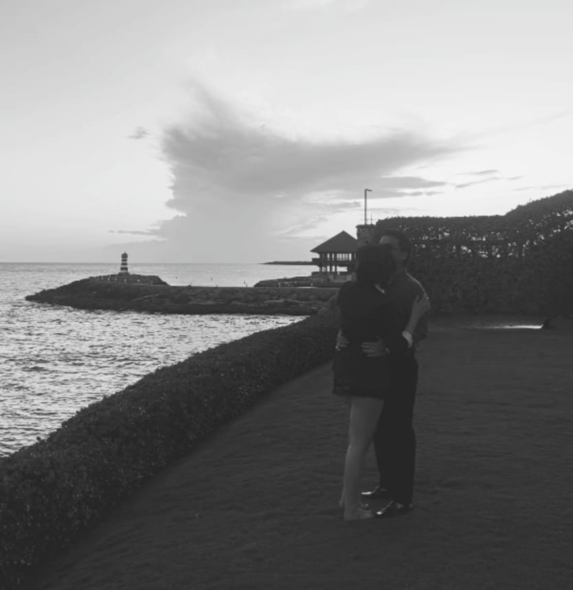 En la fotografìa publicada por Nodal  a su llegada al país, aparece abrazando a su esposa, la también cantante Ángela Aguilar.