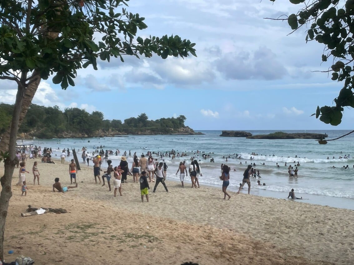 Bañistas visitan La Playita de Boca de Yuma este Sábado Santo