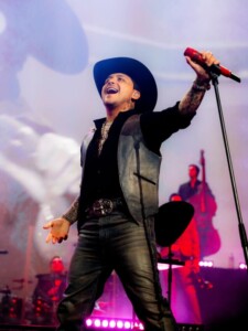 Nodal canta “pa’l cora” y conquista Altos de Chavón