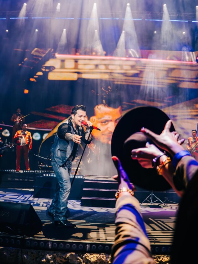 Nodal canta “pa’l cora” y conquista Altos de Chavón