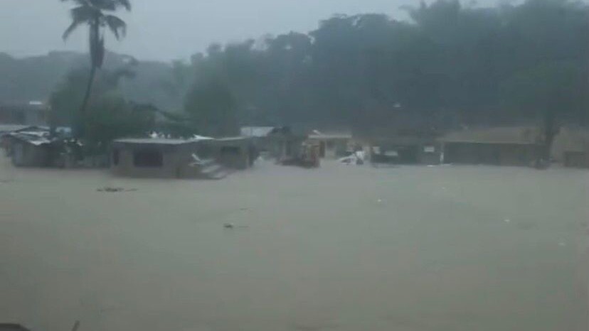 Cañada del sector Los Girasoles I desbordada, dejando personas damnificadas.