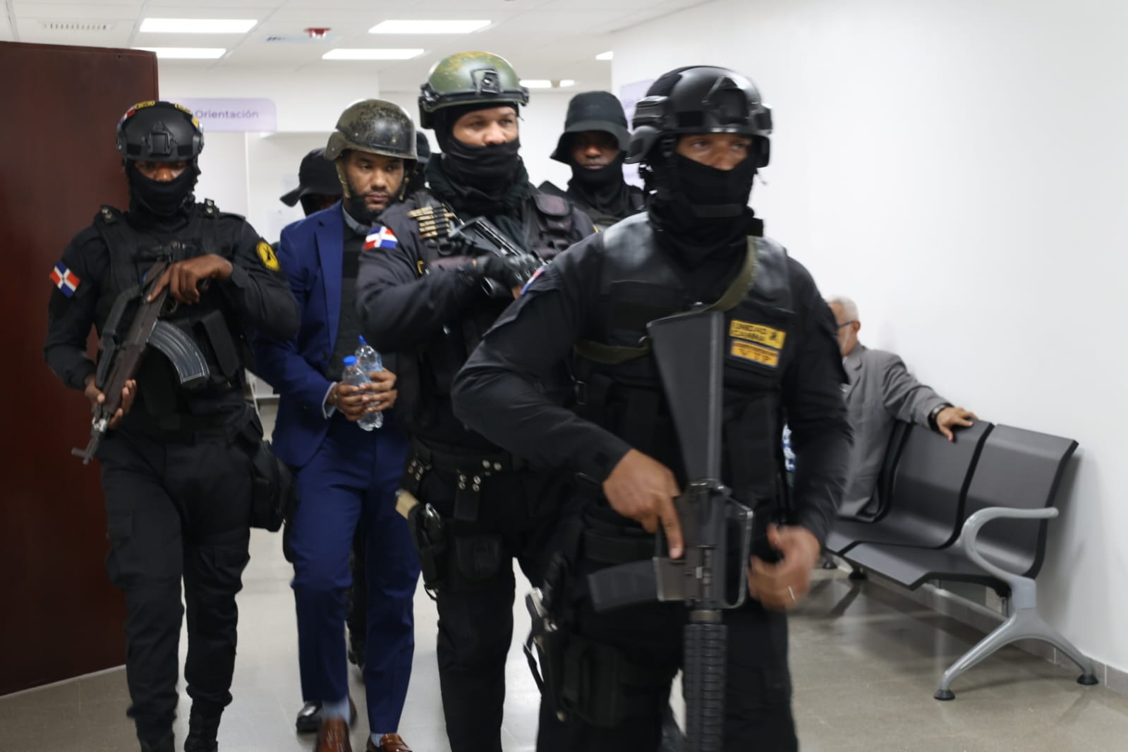 Fiscal acusado de soborno llega al tribunal para conocer medida de coerción