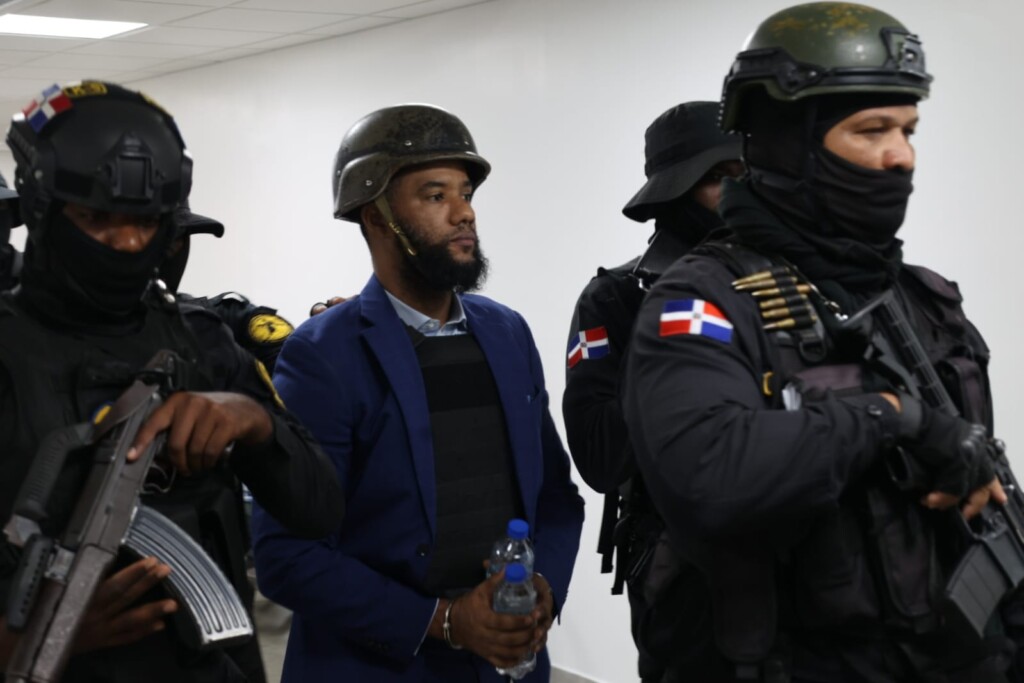 Fiscal acusado de soborno llega al tribunal para conocer medida de coerción