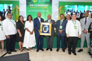 Reconocen trayectoria del senador Julito Fulcar