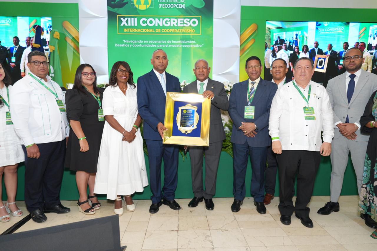 Reconocen trayectoria del senador Julito Fulcar