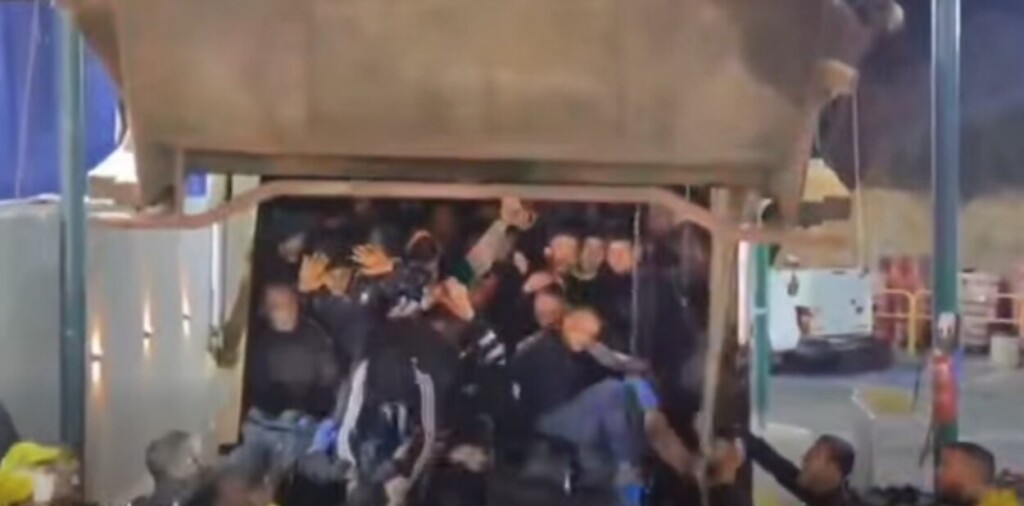 Unos 70 palestinos fueron encontrados por la policía israelí escondidos dentro de un camión de basura cuando intentaban cruzar hacia Israel