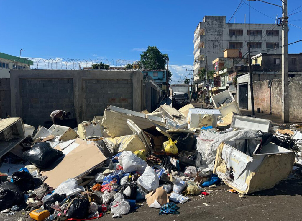 Otro ángulo Interiores de neveras y basuras son tirados en la calle Mario de Toledo con Francisco Núñez Fabián en Villa Consuelo. Jorge González
