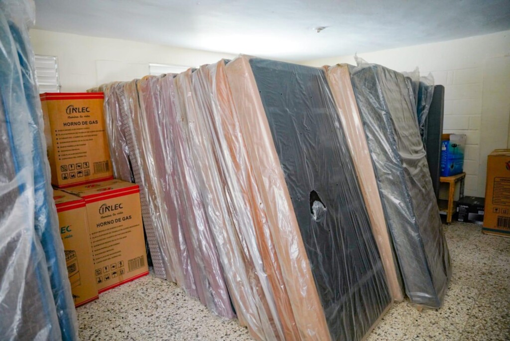 El funcionario explicó que la intervención responde a instrucciones directas del presidente Luis Abinader, quien ordenó atender sin distinción a todas las familias afectadas por las inundaciones.