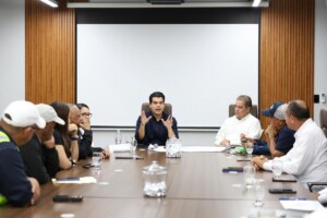 Wellington Arnaud verifica con comité de veeduría en Licey al Medio