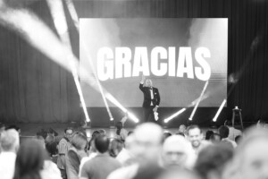 Andrés Parra desata carcajadas y emociones en el Pabellón de la Fama