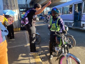 El caos en el Metro deja a motoconchos haciendo su agosto en abril; cobran hasta 400 pesos