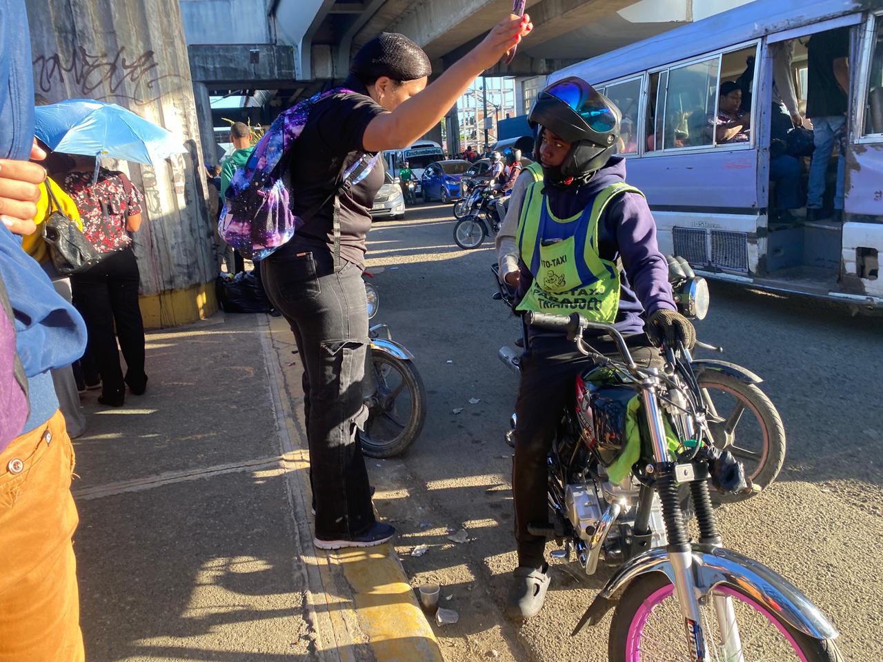 Motoconchos hacen su «agosto y diciembre en abril» con el caos del Metro de Santo Domingo; cobran hasta 400 pesos