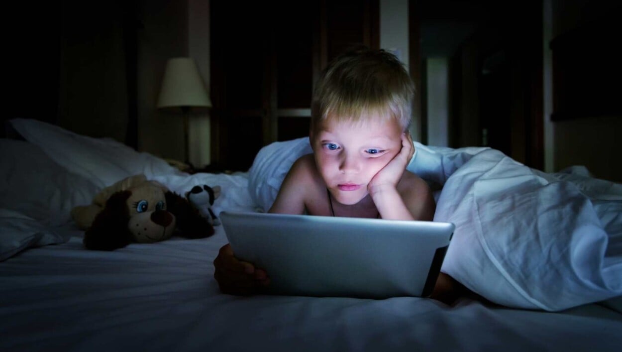 Pantallas sin pausa: el impacto del contenido rápido en los niños
