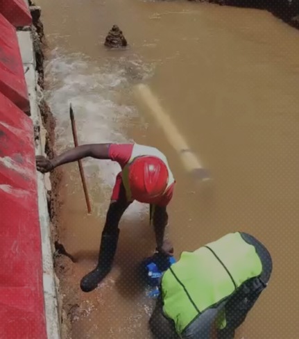 en la Zona Colonial, se reporta la presunta rotura de tuberías de agua potable y una gran acumulación de agua en la vía pública