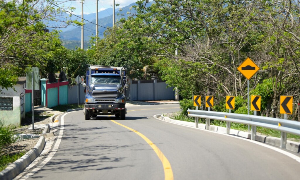 Abinader: «Nunca antes se había hecho tantas carreteras en la Sierra»