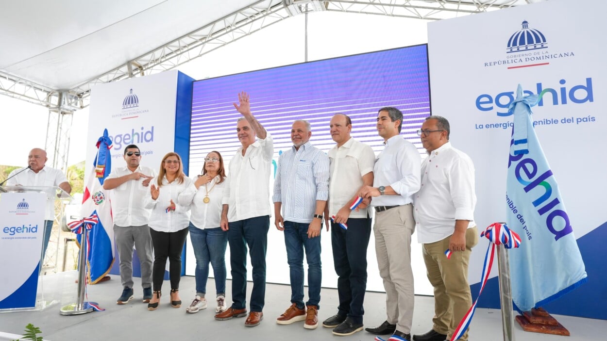 Abinader: «Nunca antes se había hecho tantas carreteras en la Sierra»